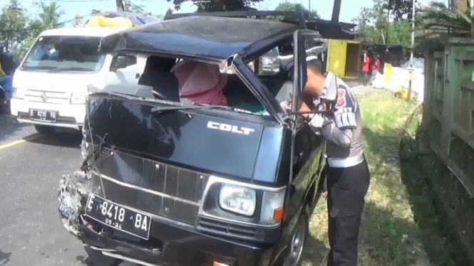 Pikap Tabrak Truk Pengangkut Pupuk Ayam hingga Terguling