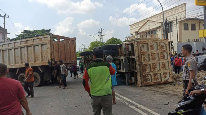 Dua Orang Tewas dalam Insiden Truk Pasir Timpa Mobil di Semarang