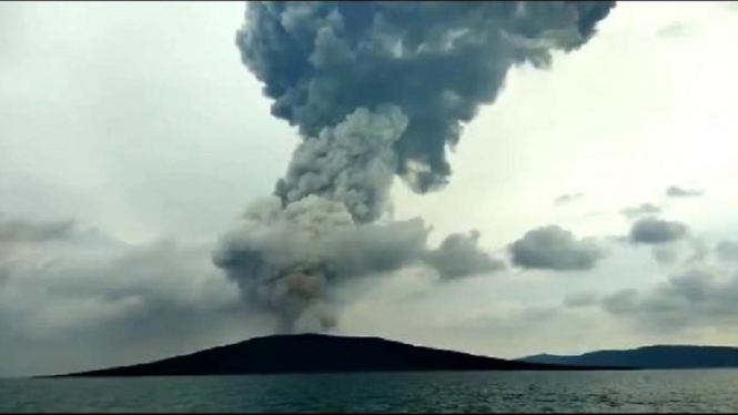 Penampakan Gunung Anak Krakatau Erupsi 5 Kali Lontarkan Abu Vulkanik