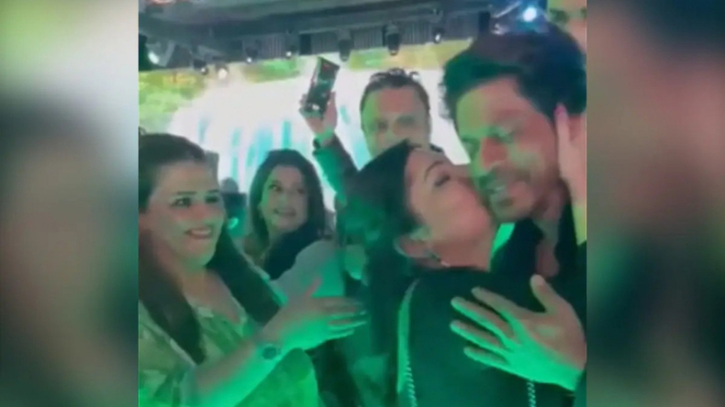 Ketika Shah Rukh Khan Dicium Paksa oleh Penggemar Wanita