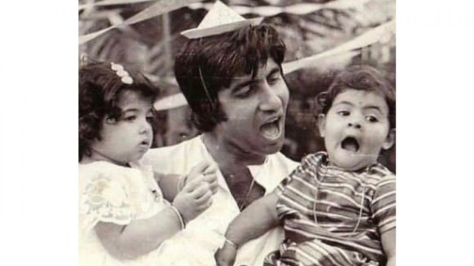 Amitabh Bachchan dengan bayi Twinkle Khanna dan Shweta Bachchan