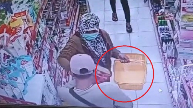 Komplotan Maling Minimarket Terekam CCTV
