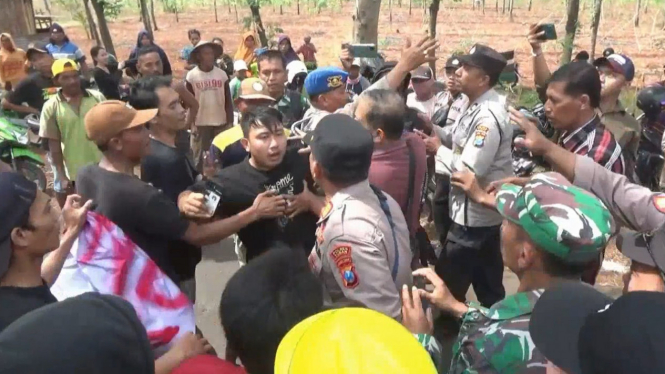 Bentrok Massa dengan Polisi Terjadi saat Demo Proyek Pabrik