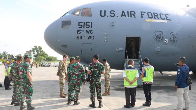 Pesawat USAF C-17 Globe Master III Mendarat di Medan