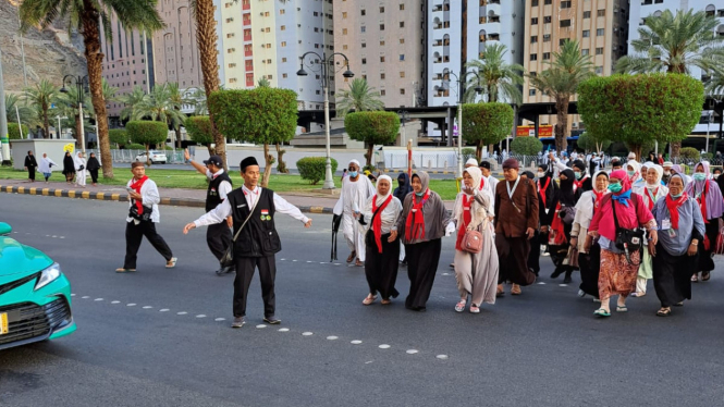 Petugas Haji Bergiliran Menyeberangkan Jemaah Jabar di Mahbas Jin