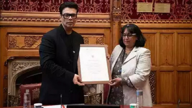 Bahagianya Karan Johar Dapat Penghargaan dari Parlemen Inggris