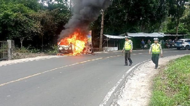 Konsleting Mesin, Minibus Terbakar di Jalinbar Lampung