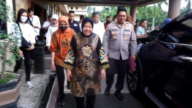 Mensos Risma Kunjungi Korban Perkosaan 2 Ayah Tiri di Lampung Tengah