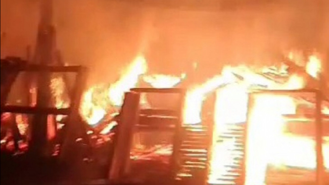 Malam-Malam Pabrik Penggergajian Kayu di Tasikmalaya Terbakar Hebat