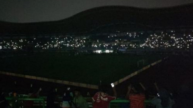 Lampu Stadion Patriot Chandrabaga Bekasi  Mati