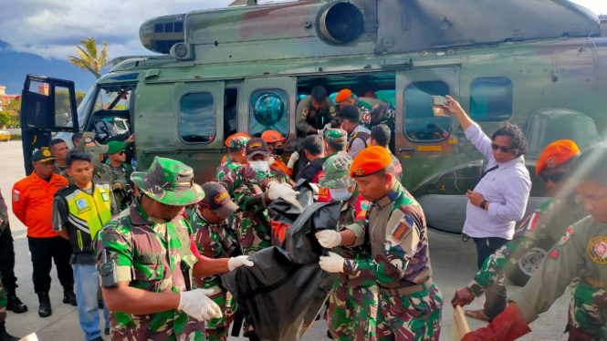 Helikopter Caracal TNI AU dan Tim SAR Gabungan Evakuasi Korban