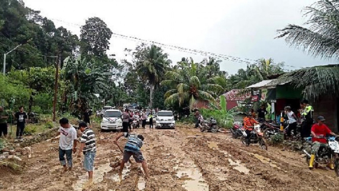 Tanah Longsor Tutup Jalan Lintas Barat Tanggamus Lampung