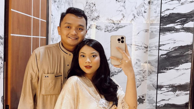 Hanum Mega dan sang suami, Achmad Herlambang