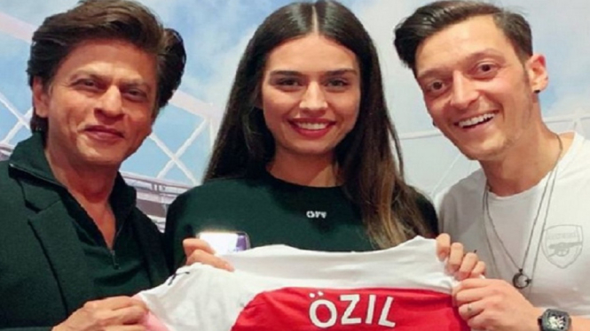 Saat Shah Rukh Khan Foto Bersama Bintang Sepakbola Mezut Ozil