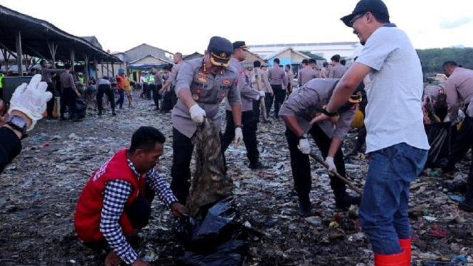 Petugas Gabungan Bersihkan Sampah di Pantai Sukaraja