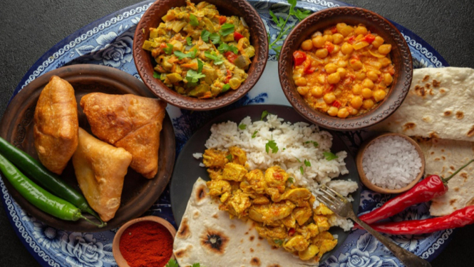 10 Makanan Favorit Para Selebritas Bollywood yang Perlu Dicoba