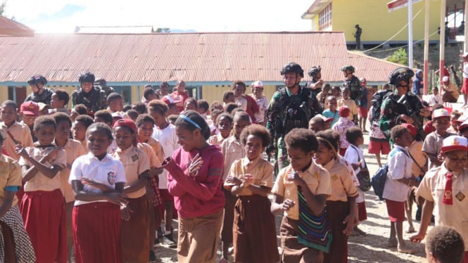 Tri Dharma Kostrad Bangkitkan Asa Anak-anak di Surga Papua