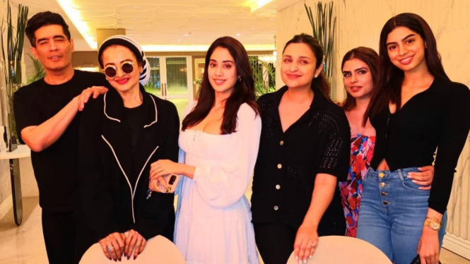 Rekha Terciduk Ikut Pesta di Rumah Manish Malhotra