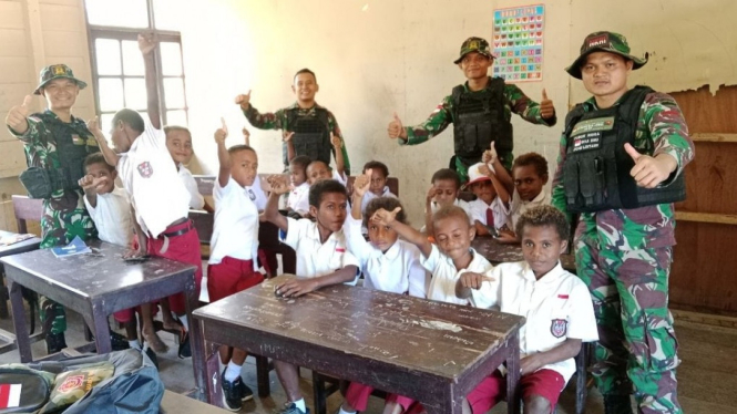 Satgas Yonif 122/Tombak Sakti Bersama Anak-anak Perbatasan Papua