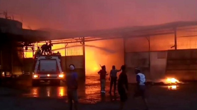 Kebakaran Hebat Menimpa Pabrik Pengolahan Minyak Sawit di Kota Metro