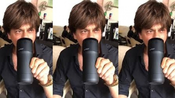 Shah Rukh Khan dengan cangkir kopi mewahnya seharga jutaan rupiah