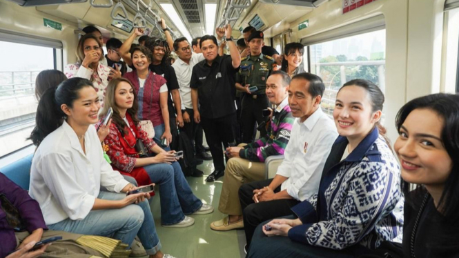 Uji Coba LRT, Presiden Jokowi Ajak 20 Insan Seni Tanah Air