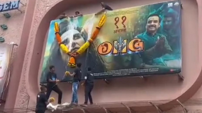 Video Viral Poster Film 'OMG 2' Disiram Susu Penggemar Akshay Kumar