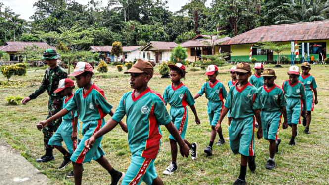 Satgas Yonif 122/TS Latihakan PBB di Sekolah Dasar Wembi, Papua