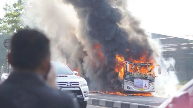Bus Pembawa Rombongan Simpatisan Caleg PKS Terbakar Hebat