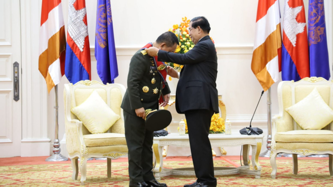 Kasad Terima Medali Kehormatan dari Negara Kamboja