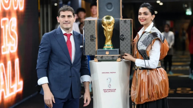 Momen saat Deepika Padukone Membawa Trofi Piala Dunia 2022 Qatar