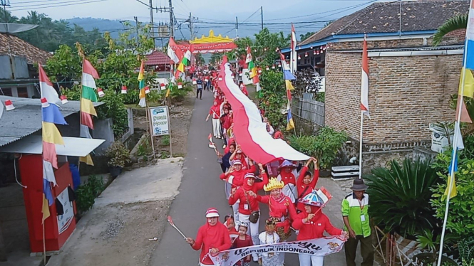 Ratusan Warga di Lampung Selatan Kirab Bendera Merah Putih 78 M