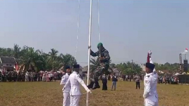 Aksi Heroik Anggota TNI di Lampung Panjat Tiang Bendera