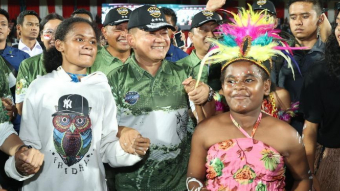 Kebahagiaan Jenderal Dudung di Tengah Keceriaan Masyarakat Papua