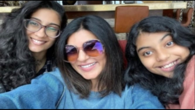 Sushmita Sen dan kedua putrinya