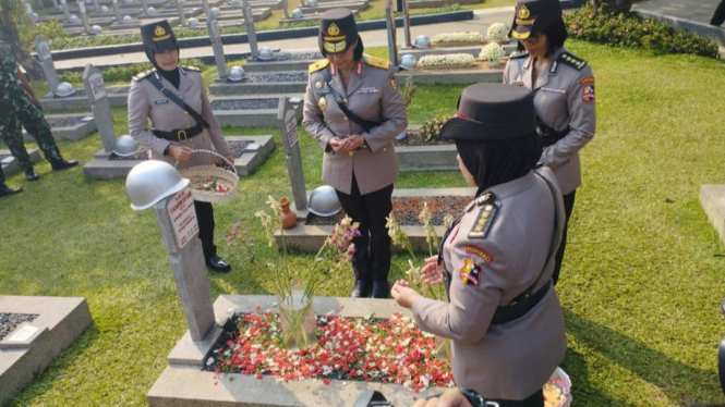 HUT Ke-75, Polwan Ziarah ke Makam Habibie hingga Ani Yudhoyono