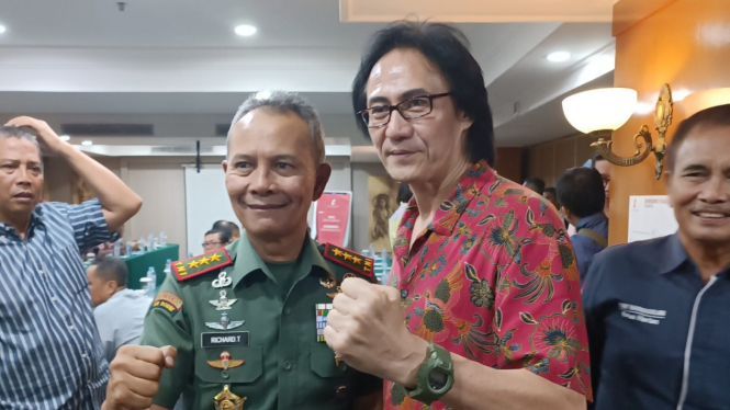 Letjen TNI Richard (kiri) berfoto bersama mantan taekwondoin nasional