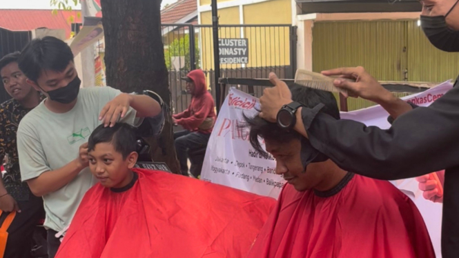 Viral, Heboh Cukur Rambut di Taman Sumenep, Jakarta, Ini penyebabnya