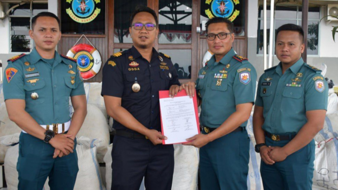 Tim Gabungan TNI AL Gagalkan Penyelundupan Pakaian Bekas