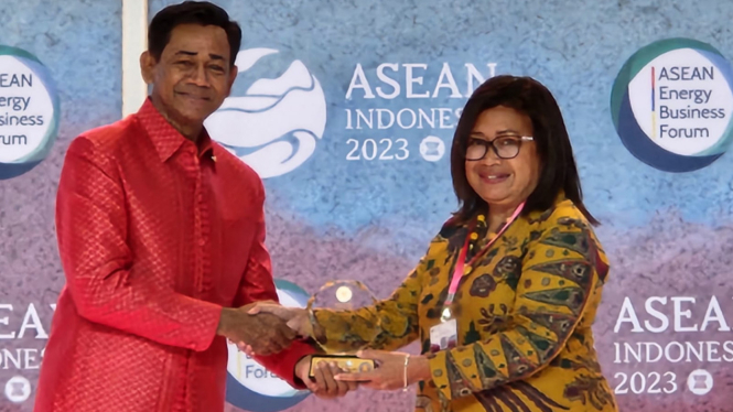 Penghargaan Coal Mining Large yang diterima oleh PT Kaltim Prima Coal dalam ASEAN Energy Awards 2023