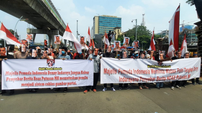 Demo MPI desak tangkap Denny Indrayana di depan Mabes Polri