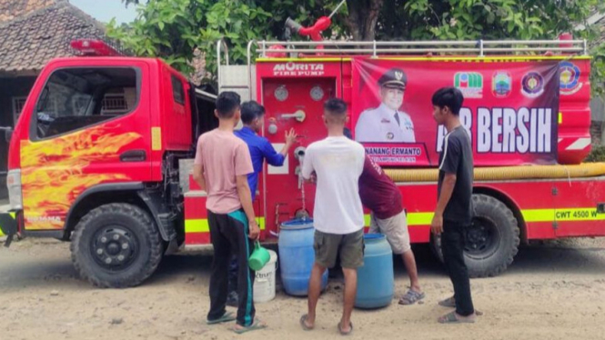 Kekeringan, Dinas Pemadam Kebakaran Lampung Selatan Salurkan 4.500 Liter Air Bersih ke Warga