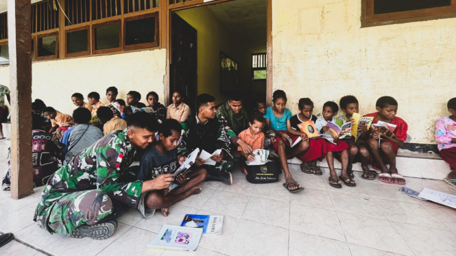 Keceriaan Anak-Anak Perbatasan Papua Saat Disambangi Perpustakaan Keliling Satgas Yonif 122/Tombak Sakti