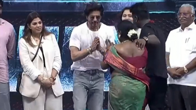 Momen Shah Rukh Khan Menyentuh Kaki Ibunda Sutradara film 'Jawan' Atlee, Beredar Viral