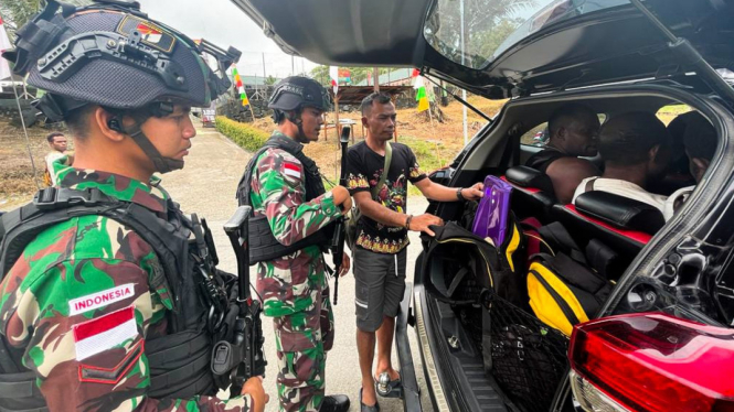 Antisipasi Penyusupan dan Penyelundupan Pos Kalimo, Satgas Yonif 122/TS Gelar Pemeriksaan Sepanjang Jalan Distrik Waris Papua