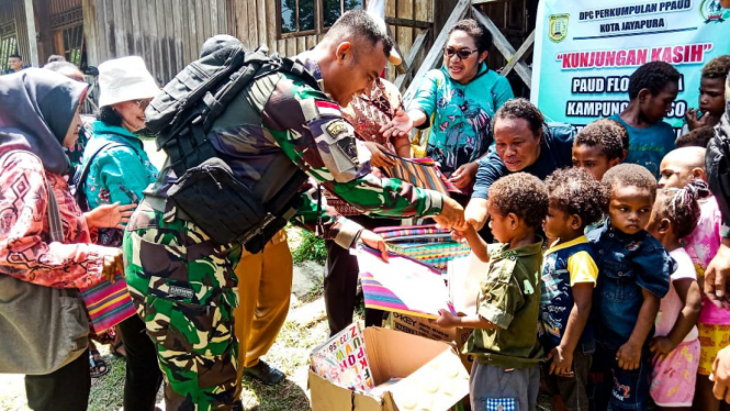 Satgas Yonif 122/TS Dampingi Walikota Jayapura Timbulkan Semangat Membaca Anak-anak Perbatasan Papua