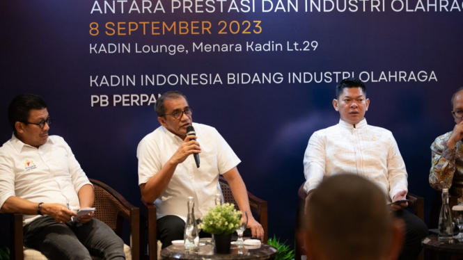 Reva Deddy Utama (tengah), Ketua Bidang Timnas PB Akuatik Indonesia