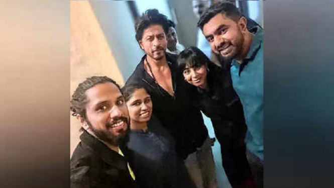 Penyanyi 'Chaleya' Shilpa Rao Pamer Foto Bareng Shah Rukh Khan di Pemutaran Perdana Film 'Jawan'