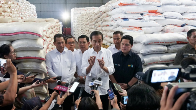 Dampingi Presiden Jokowi Cek Gudang Bulog, Erick Thohir Pastikan Kesiapan BUMN Salurkan Bantuan