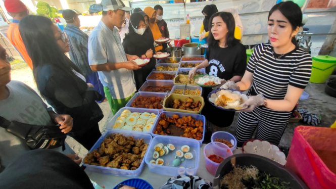 Pengusaha Cantik Asal Lamongan Berbagi Sarapan Murah, Ribuan Warga Antusias